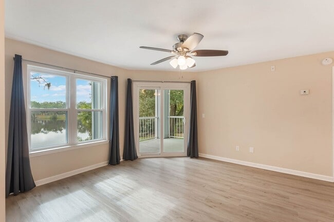 Building Photo - Beautiful LAKEFRONT Condo in Lake Mary ~ New Kitchen, New Flooring, Gated Community!