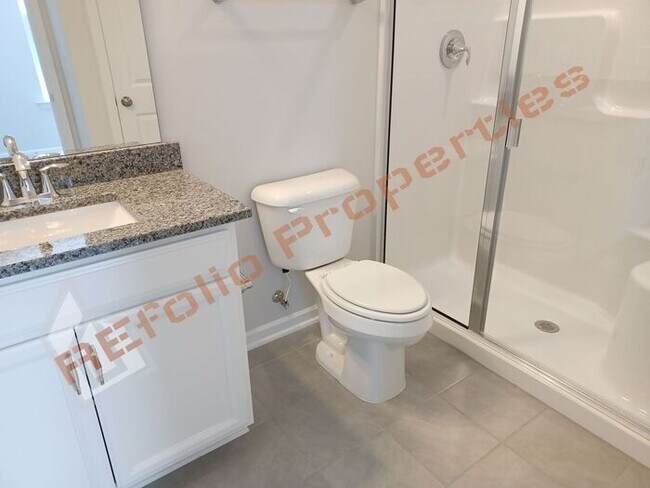 Building Photo - Gorgeous 4 Bedroom House with 1st Floor Pr...