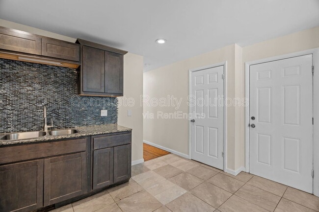 Building Photo - 2502 McLaran Ave