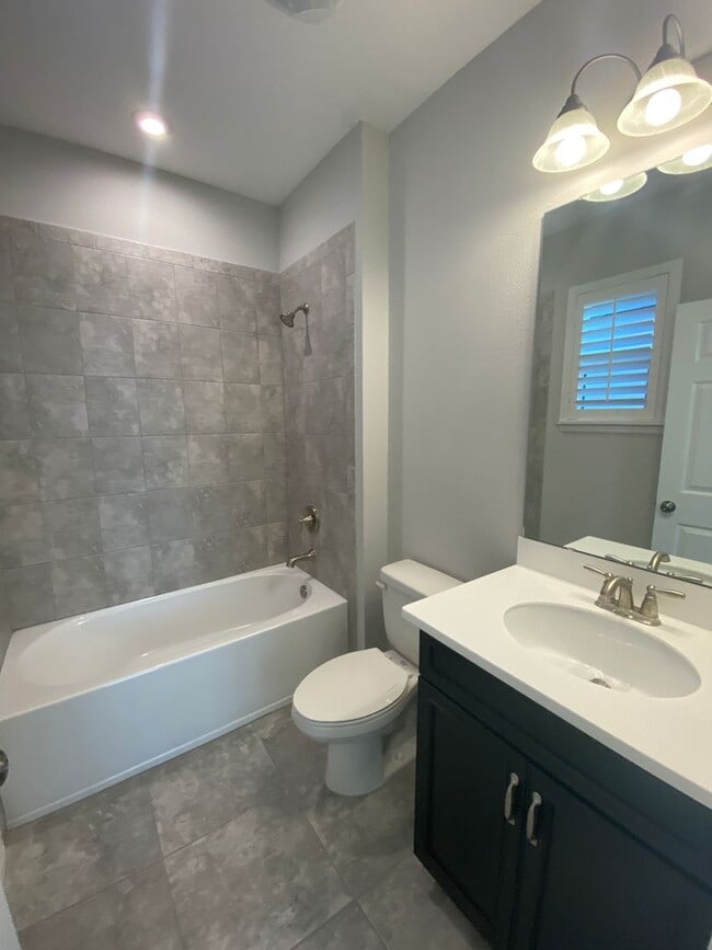Building Photo - 3 Bedroom 3.5 Bath Home in Winter Park for...