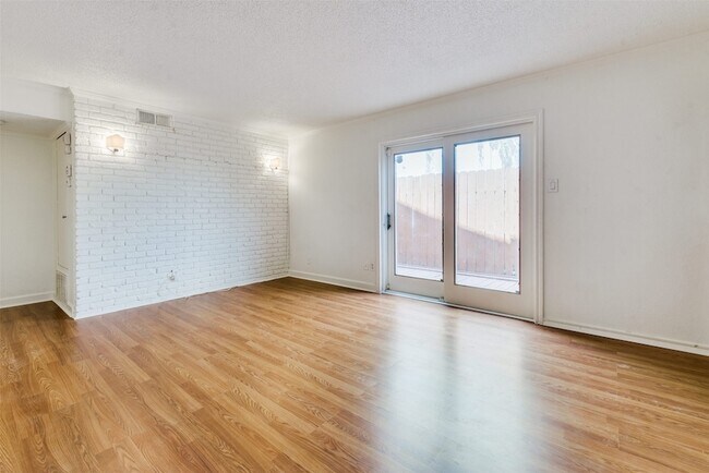 Building Photo - 2229 Mimosa Dr