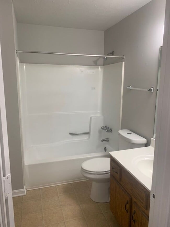 Building Photo - Newly Renovated Unit