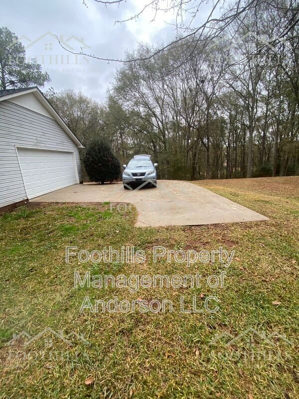 Building Photo - 307 Green Forest Dr