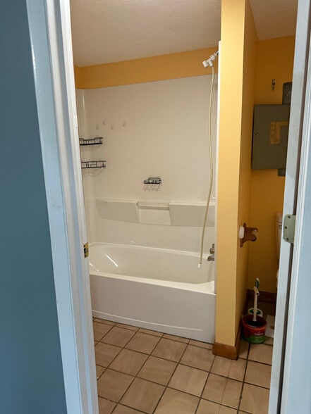 Building Photo - 806 S 16th St