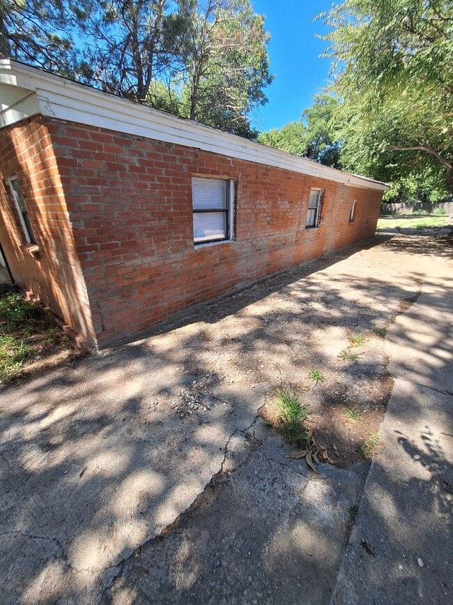 Building Photo - 4 Bedroom, 2 Bath in Clyde!
