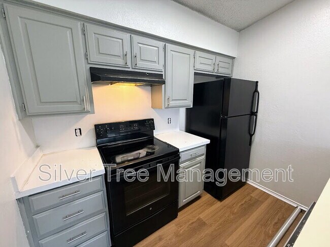 Building Photo - 6845 S Creek Dr