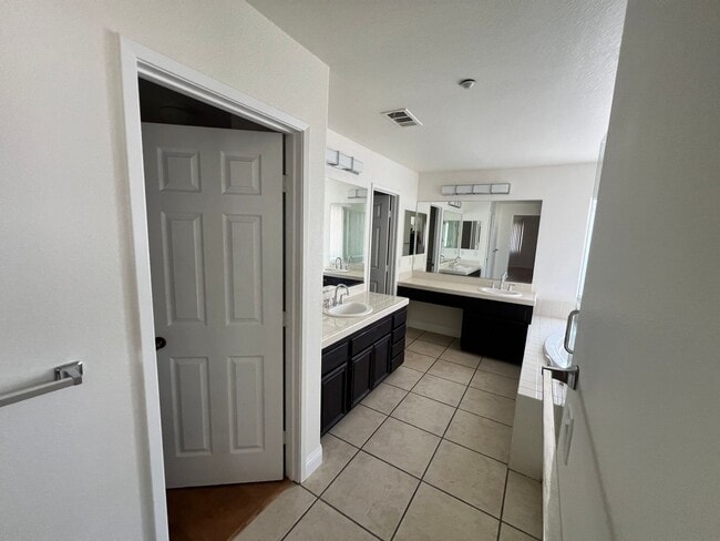 Building Photo - $4,500 - 4 Bed 2.5 Bath House located in G...