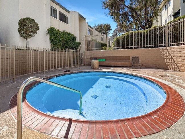 Building Photo - Spacious 1BD/1BA Condo in the Bay Ho Commu...