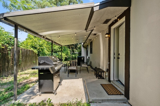 Building Photo - 2001 N 61st Ave