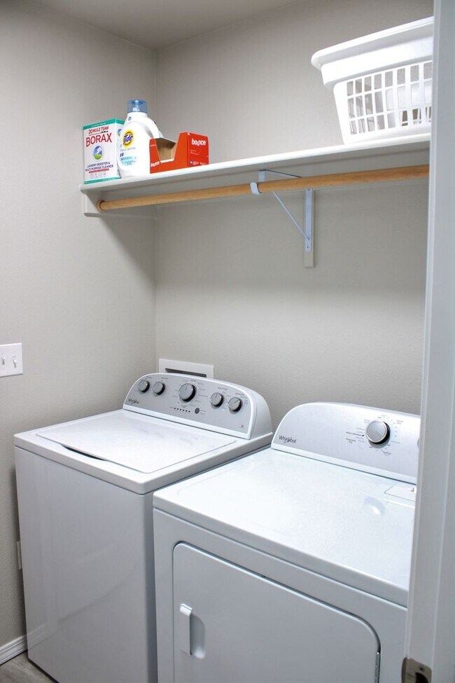 Building Photo - Executive Rental!