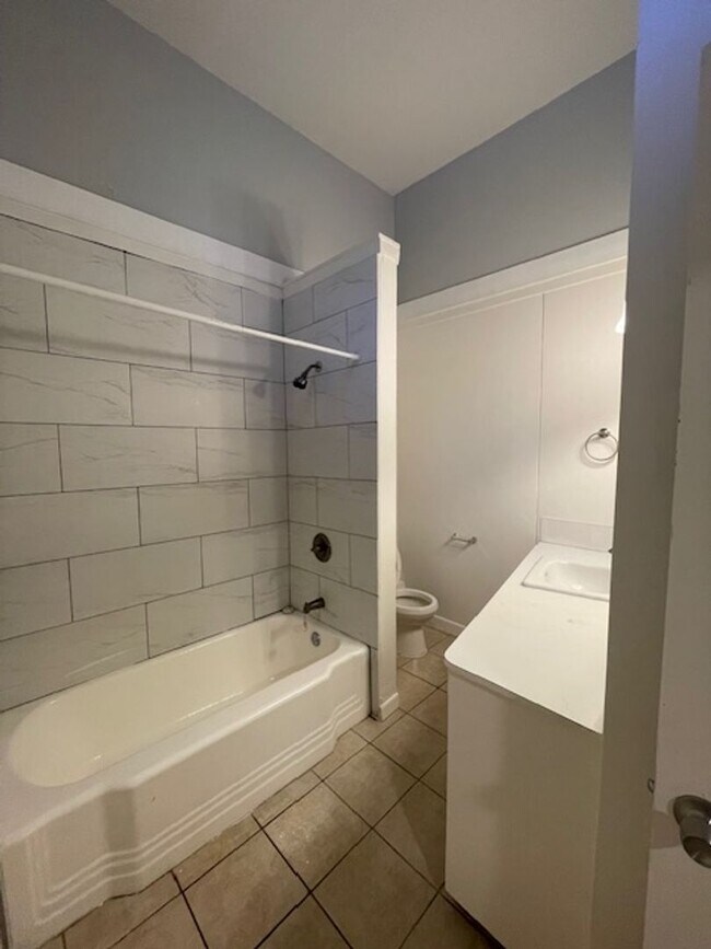 Building Photo - Charming Vintage Duplex