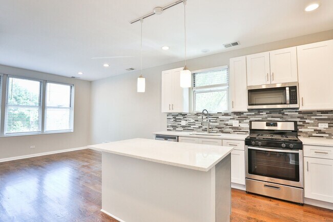 Building Photo - Gorgeous 1Bed/1Bath in Logan Square! Condo Quality! In-Unit Laundry! Central Air!
