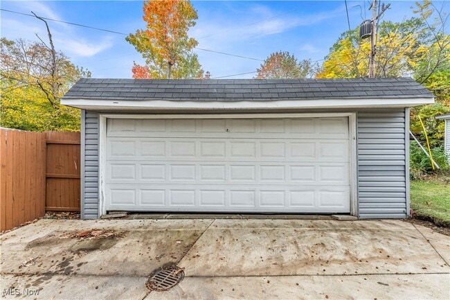 Building Photo - 20160 Beachview Dr