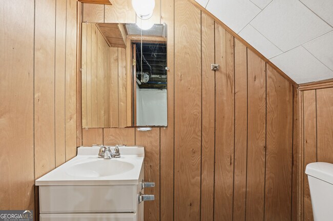 Building Photo - 2419 Greenway Dr