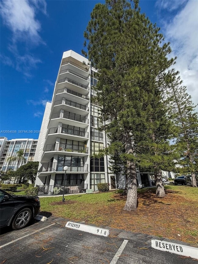 Building Photo - 1000 Parkview Dr