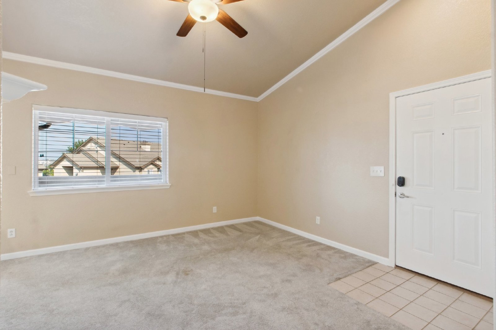 Building Photo - Updated 2-Bed, 2-Bath Condo Just 15 Minute...