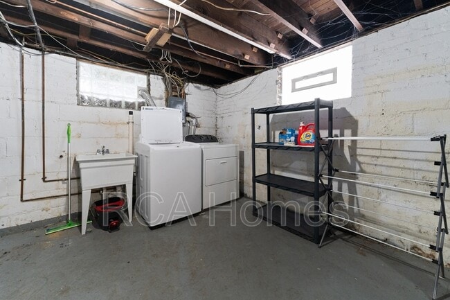 Building Photo - 4704 Broadway St