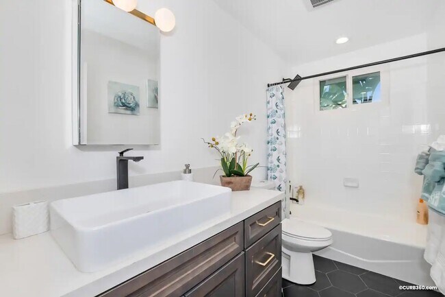 Building Photo - Beautiful 3 Bed/2 Bath Home in heart of Hi...
