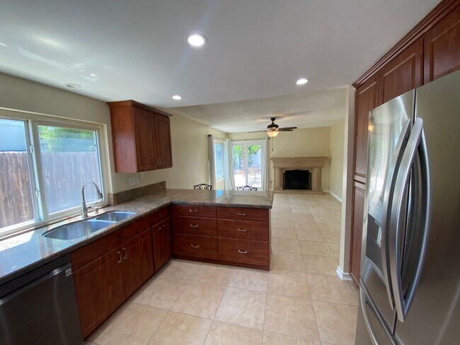 Building Photo - 3 Bedroom Home - Centrally Located with So...