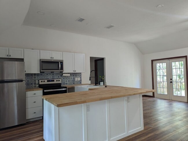 Building Photo - 3/2 : Nestled in the highly desirable Haile Plantation community