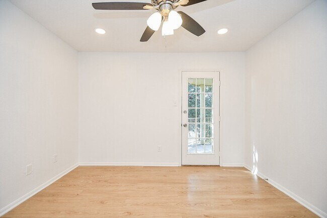Building Photo - 11201 Lynbrook Dr