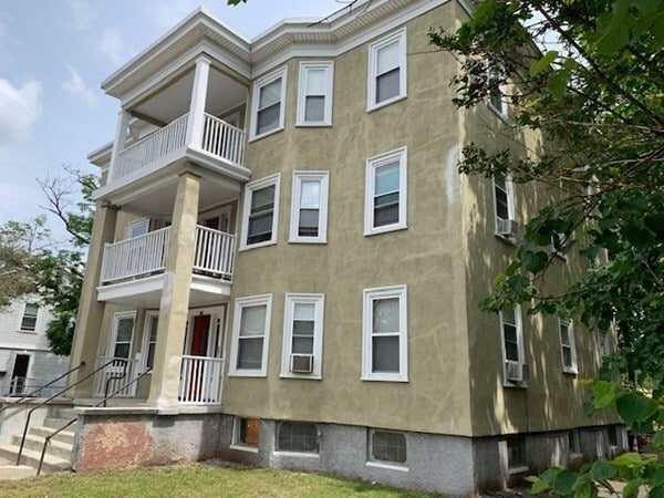 Building Photo - 640 River St