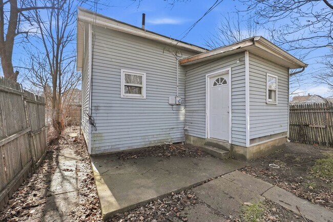 Building Photo - Stylish 2BR with Modern Upgrades