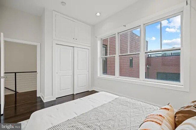 Building Photo - 907 N St NW