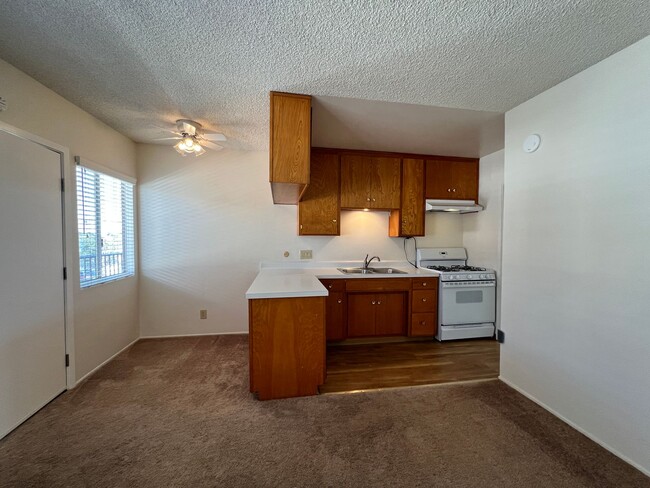 Building Photo - Upstairs, One Bedroom Apartment, Great Loc...