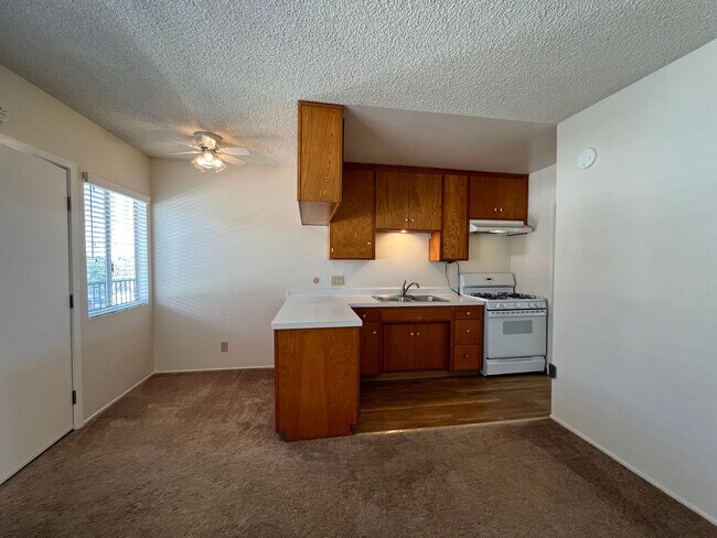 Building Photo - Upstairs, One Bedroom Apartment, Great Location