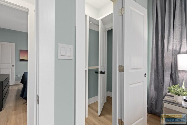 Building Photo - 111 W Sunny Isle Dr