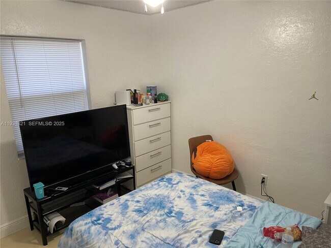 Building Photo - 10840 Westwood Lake Dr