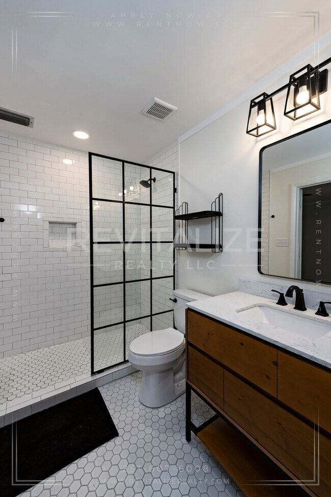 Building Photo - Beautifully Updated 3 Bed 2 Bath Home in D...