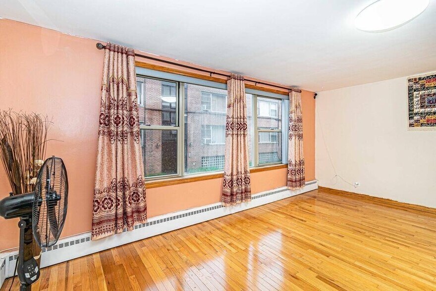 Primary Photo - 2245 W Farwell Ave