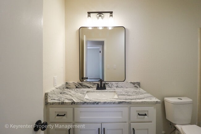 Building Photo - E 31st Ct Duplex