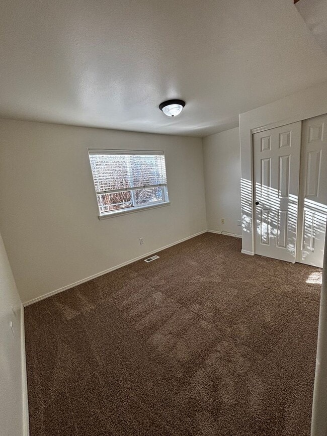 Building Photo - SE Bend House, Gas Heat/Fireplace, Fenced Yard, Dbl. Garage, Pets Considered!