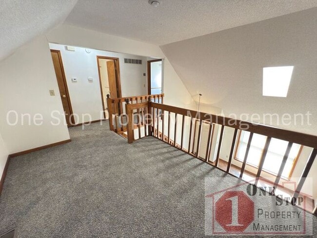 Building Photo - Cozy 2 Bedroom Duplex with Loft & Garage –...