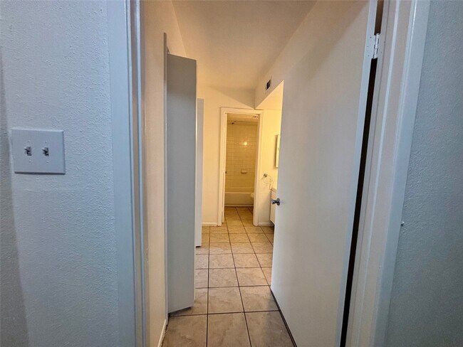 Building Photo - 2800 Jeanetta St