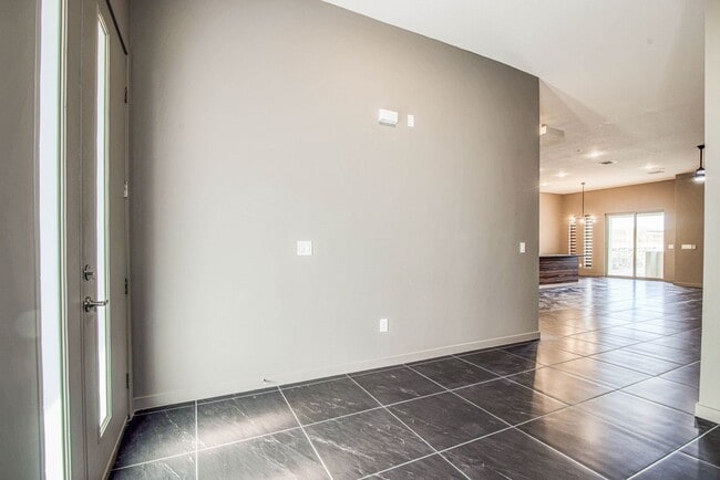 Building Photo - Beautiful East side House 4 bed-2.5 baths, part of The Overlook Casa Club that includes Swimming ...