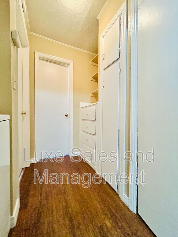 Building Photo - 421 E Showalter Dr