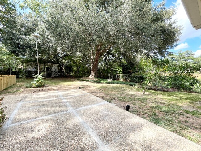 Building Photo - 3 Bedroom House with Mother in Law Suite i...