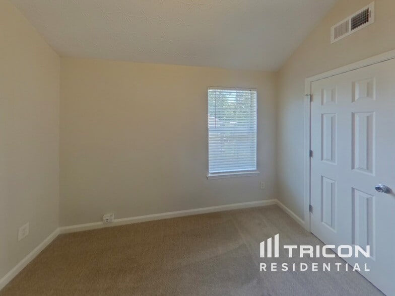 Building Photo - 660 Escalade Dr