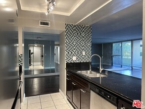 Building Photo - 600 W 9th St