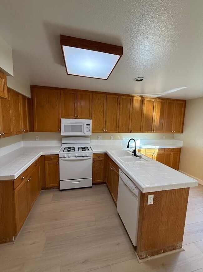Building Photo - Beautiful 3 Bedroom 2 1/2 Bathroom Granada Hills Townhouse! Must See! Ready For Move-In!