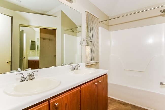 Building Photo - Lovely 3 Bedroom Home in Madison