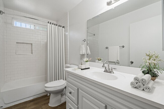 Building Photo - 615 N. Juanita Ave