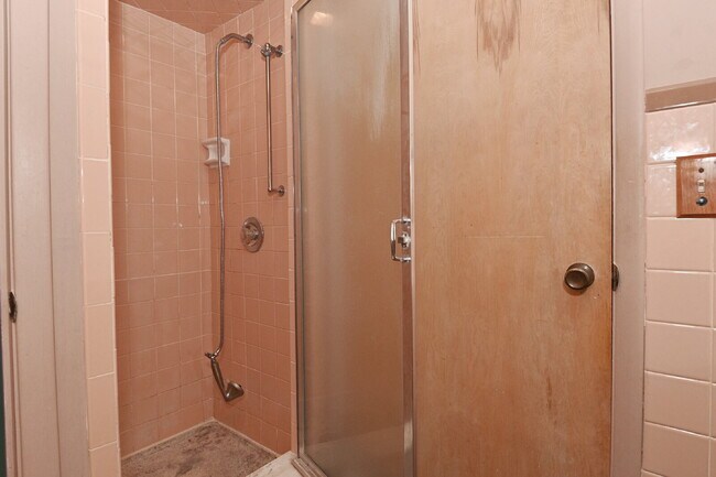 Building Photo - Charming 3-Bedroom Retreat with 2 Full Baths on South Meridian Street – 1516 Sq Ft of Comfort in ...