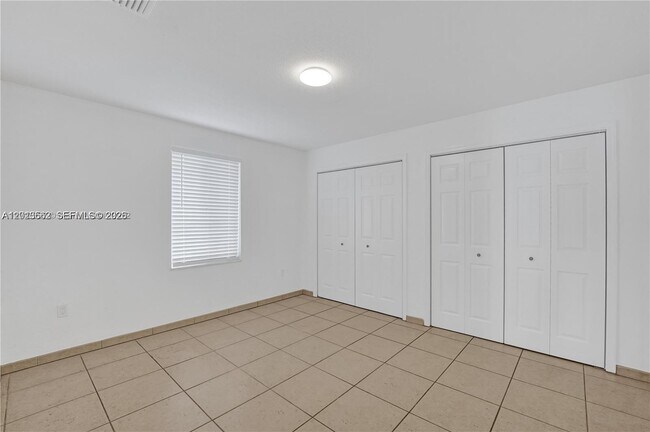 Building Photo - 2747 SW 17th St