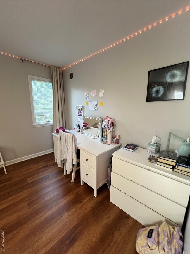 Building Photo - 31 B Marwood Rd N