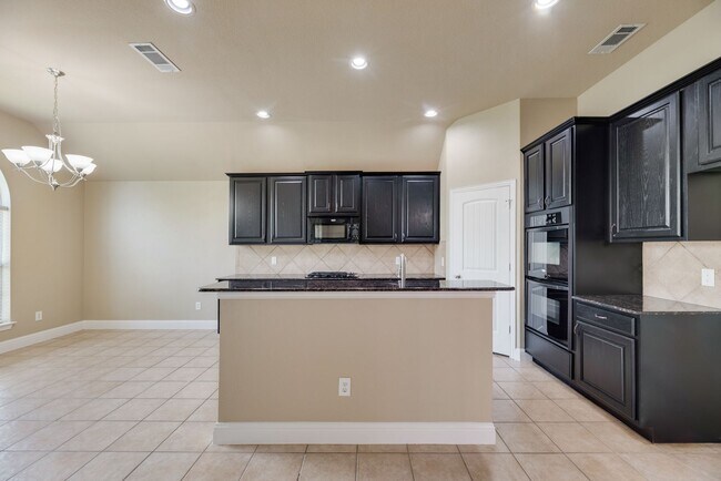 Building Photo - A must see home in Grand Prairie!